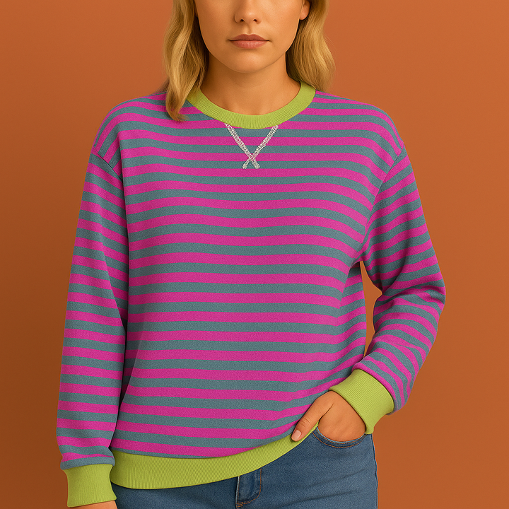 Modieuze dames trui met klassieke strepen. Ideaal als warme en comfortabele wintermode.