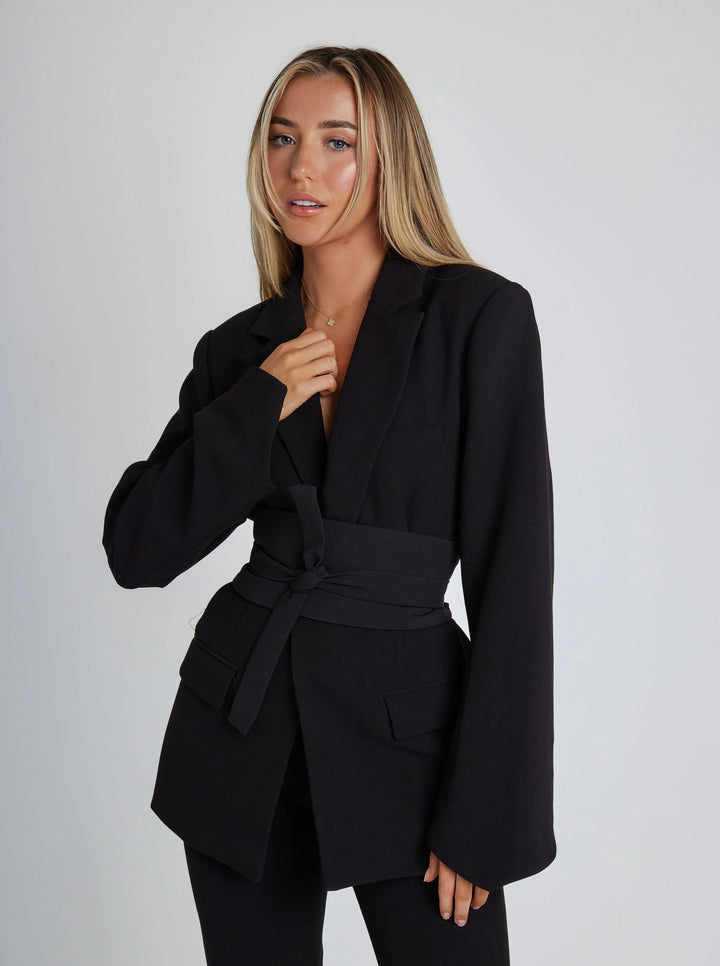 Dames getailleerde blazer met strikceintuur voor een elegante zakelijke look.