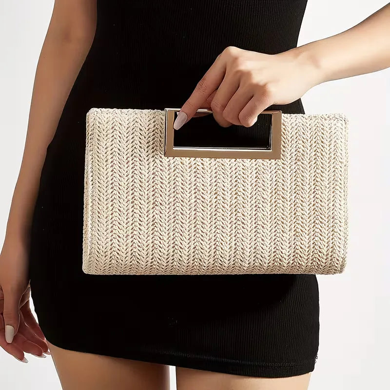Dames geweven clutch met elegante vierkante handgreep. Perfecte avondtas voor smart-casual gelegenheden.
