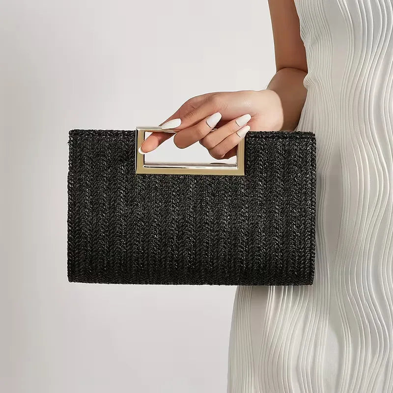 Gele geweven dames clutch. Modieuze avondtas met vierkante handgreep, een opvallende smart-casual accessoire.