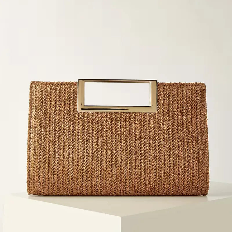 Koffiekleurige geweven dames clutch, met elegante vierkante handgreep. Een veelzijdige en chique handtas.
