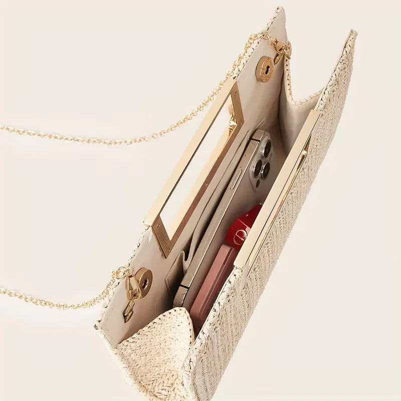 Koffiekleurige geweven dames clutch, een elegante accessoire met opvallende vierkante handgreep.