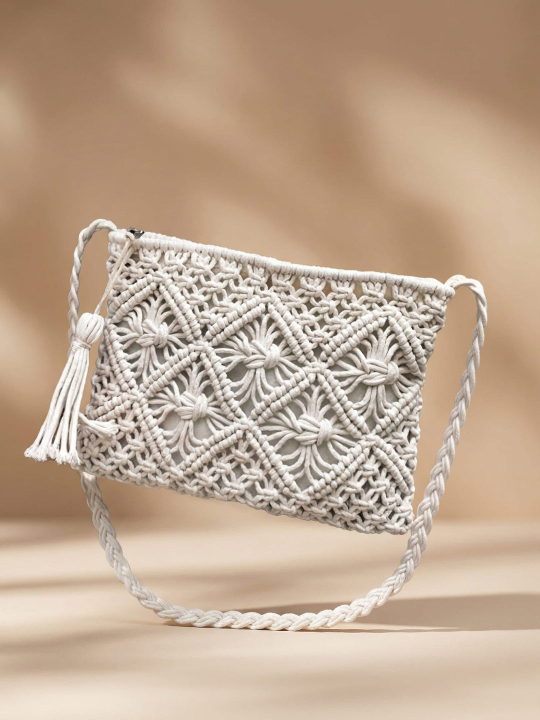 Dames geweven schoudertas in beige, trendy zomerse boho stijl, perfect voor strand of stad.