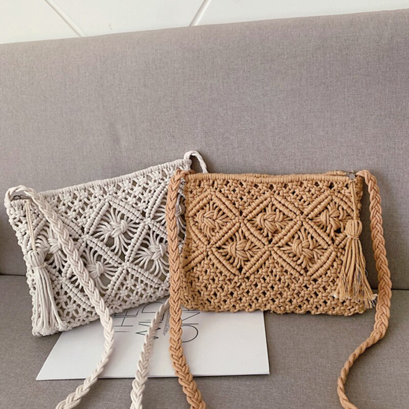 Lichte beige geweven damestas met natuurlijke textuur, trendy schoudertas voor comfort en stijl.