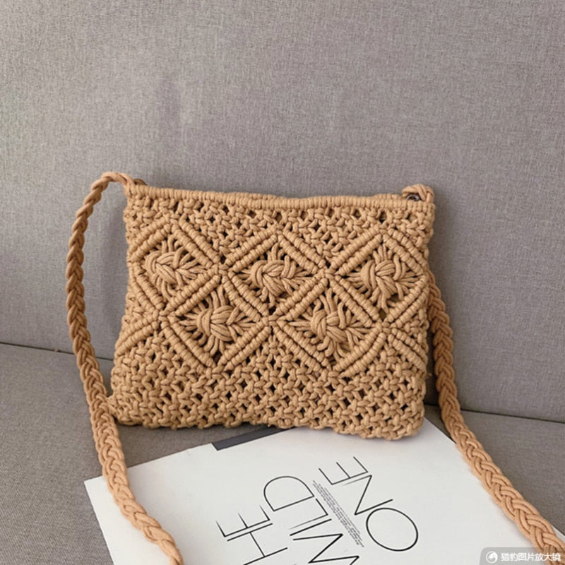 Close-up van de unieke geweven textuur van een beige dames schoudertas, met bruine accenten.