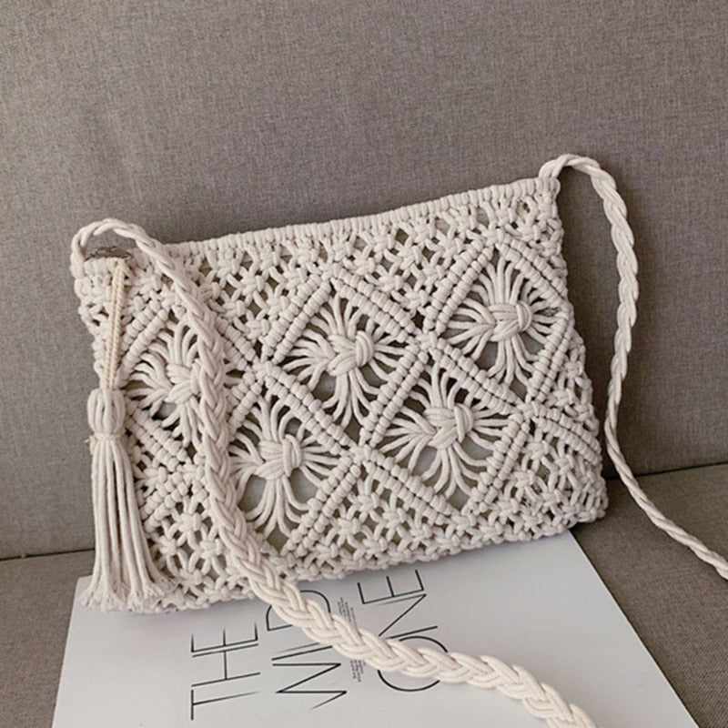 Modieuze geweven schoudertas, een must-have dames accessoire voor zomerse outfits, trendy en chique.