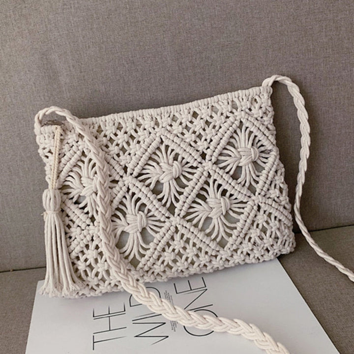 Modieuze geweven schoudertas, een must-have dames accessoire voor zomerse outfits, trendy en chique.