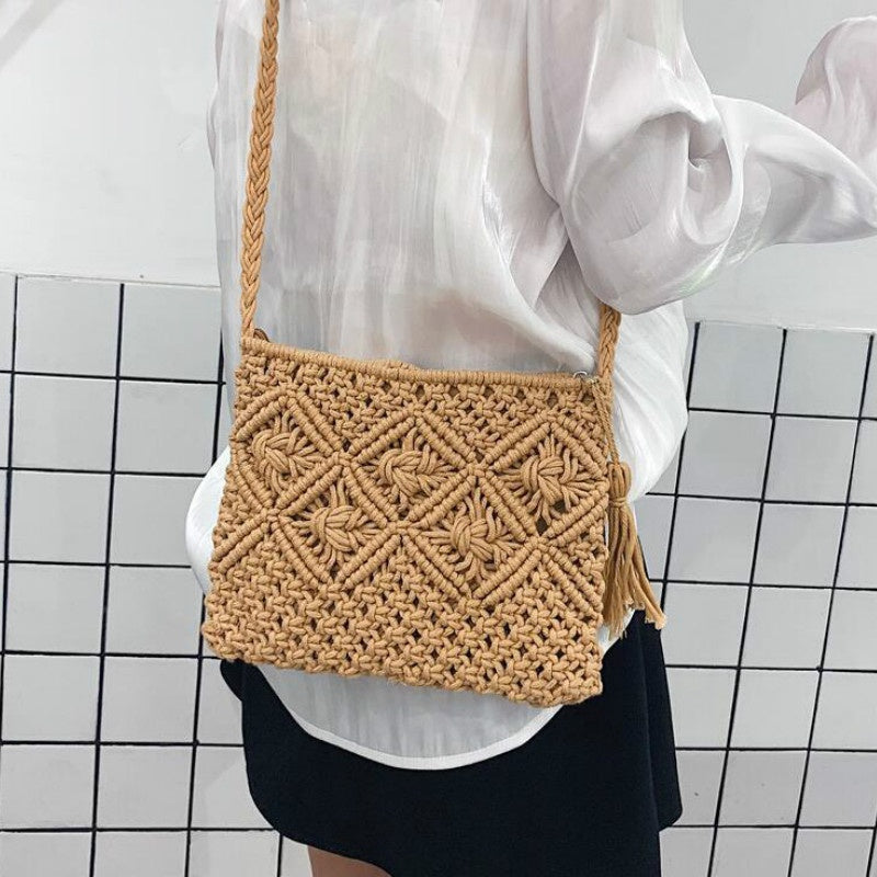 Veelzijdige geweven damestas, te dragen als handtas of schoudertas, in stijlvol beige voor de zomer.