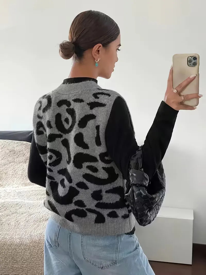 Speels panterprint dames gilet, ideaal voor een trendy outfit. Comfortabel, regular fit en makkelijk te combineren.