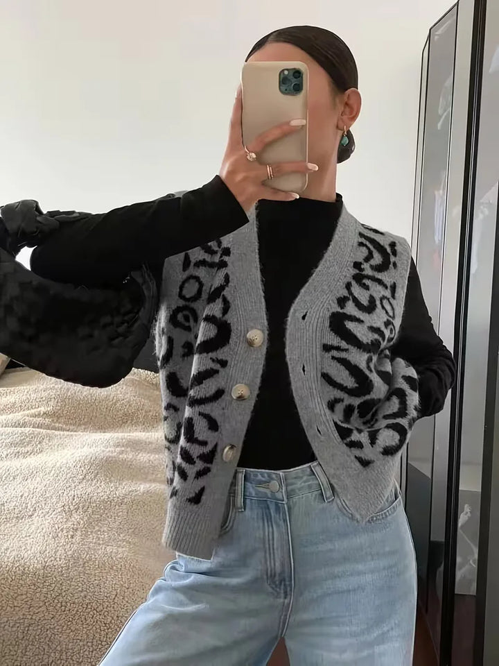 Stijlvol dames vest met opvallende panterprint. Een veelzijdige en modieuze toevoeging aan elke garderobe.