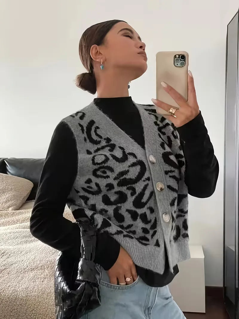 Trendy dames gilet met levendige panterprint, perfect voor een chique touch. Mouwloos met een flatterende V-hals.