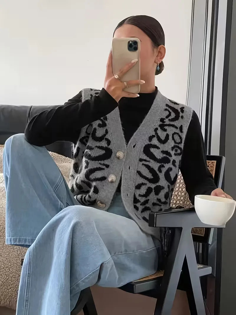 Elegant dames gilet met panterprint, mouwloos en stijlvol. Voeg een speelse maar sophisticated laag toe aan je ensemble.