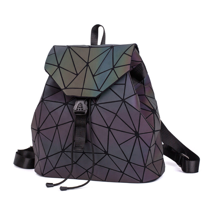 Detail van de Gina dames tas: uniek geometrisch patroon. Lichtgevende glow in the dark rugzak, trendy accessoire.