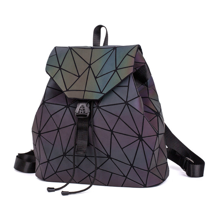 Detail van de Gina dames tas: uniek geometrisch patroon. Lichtgevende glow in the dark rugzak, trendy accessoire.