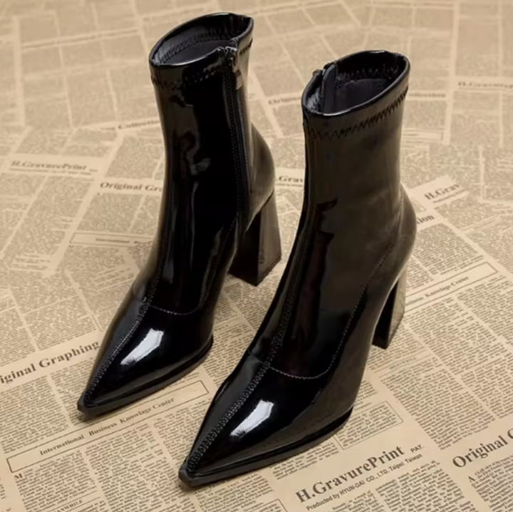 Modieuze glanzende dames enkellaarsjes met stevige blokhak. Ideaal voor een stijlvolle winterlook.