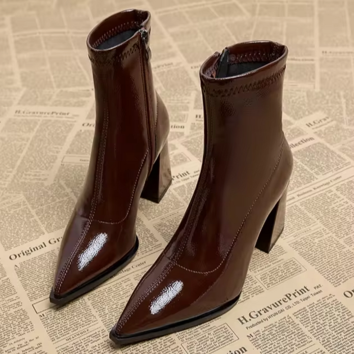 Chique dames enkellaarsjes met glanzende afwerking en trendy blokhak. Geschikt voor herfst/winter.