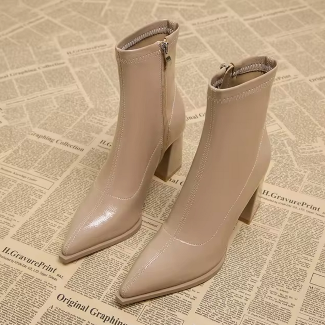 Trendy glanzende dames enkellaarsjes met blokhak, een must-have voor elke modebewuste vrouw.