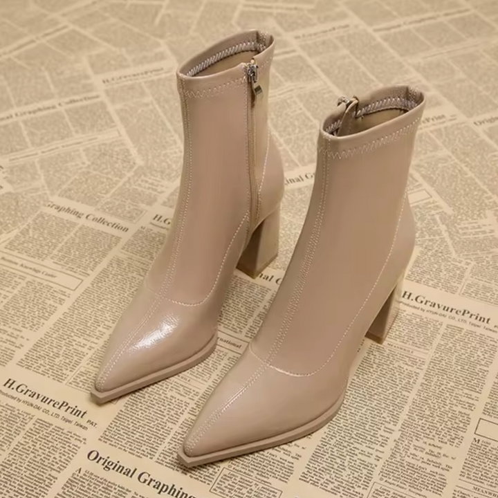 Trendy glanzende dames enkellaarsjes met blokhak, een must-have voor elke modebewuste vrouw.