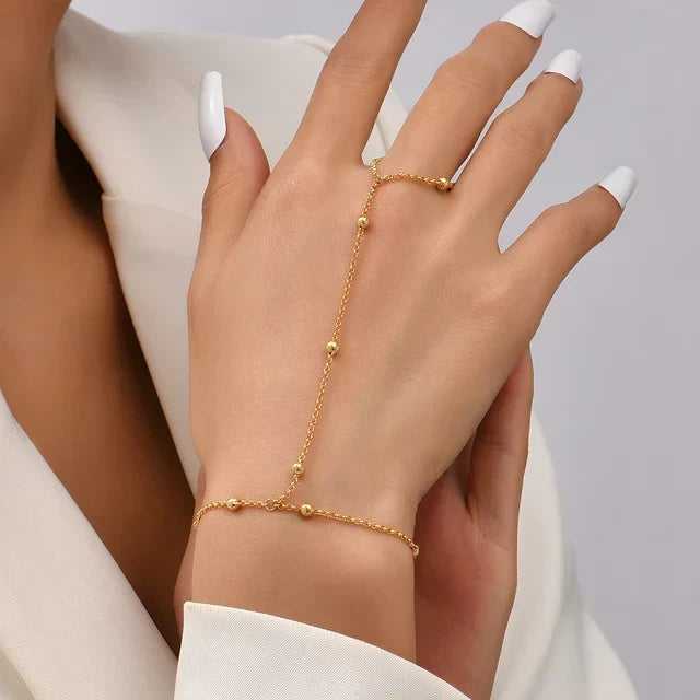 Goudkleurige armband handketting voor dames, een uniek en verfijnd sieraad.