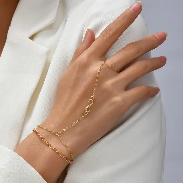Veelzijdige goudkleurige dames handketting, combineert moeiteloos bij diverse outfits.