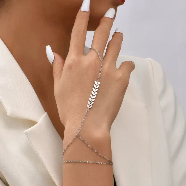 Exclusieve goudkleurige handketting voor de moderne vrouw, elegant en tijdloos.