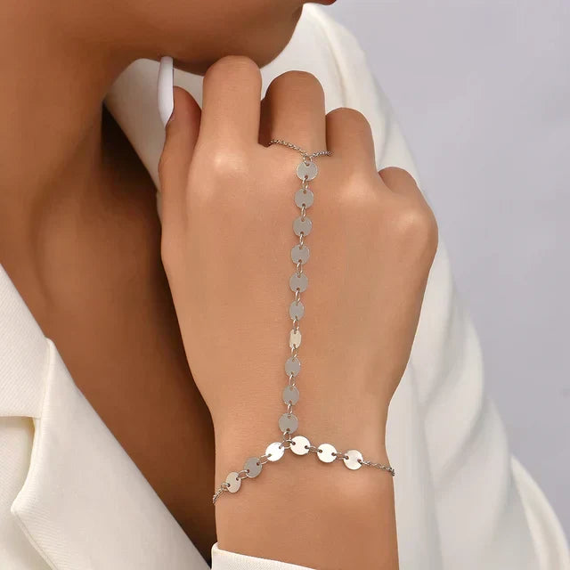 Dames sieraad: goudkleurige handketting, een stijlvolle toevoeging aan elke look.