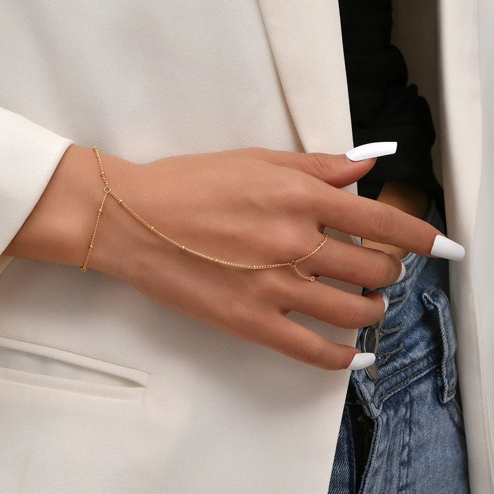 Glanzende goudkleurige handketting voor dames, een stijlvol en modieus sieraad.