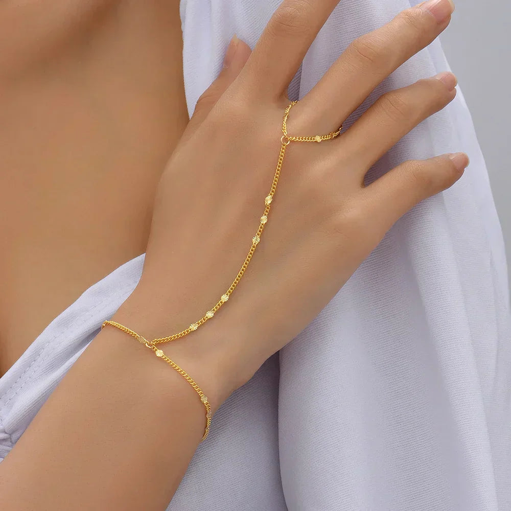 Trendy dames goudkleurige handketting, een modern accessoire voor de vrouw.