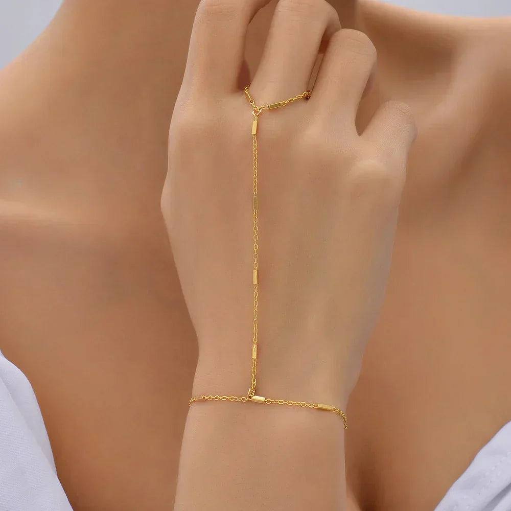 Verstelbare goudkleurige handketting voor dames, comfortabel en chic sieraad.