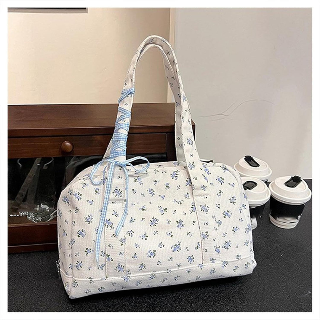 Blauwe canvas schoudertas voor dames, grote weekendtas met elegant striklint, perfect voor weekendtrips.