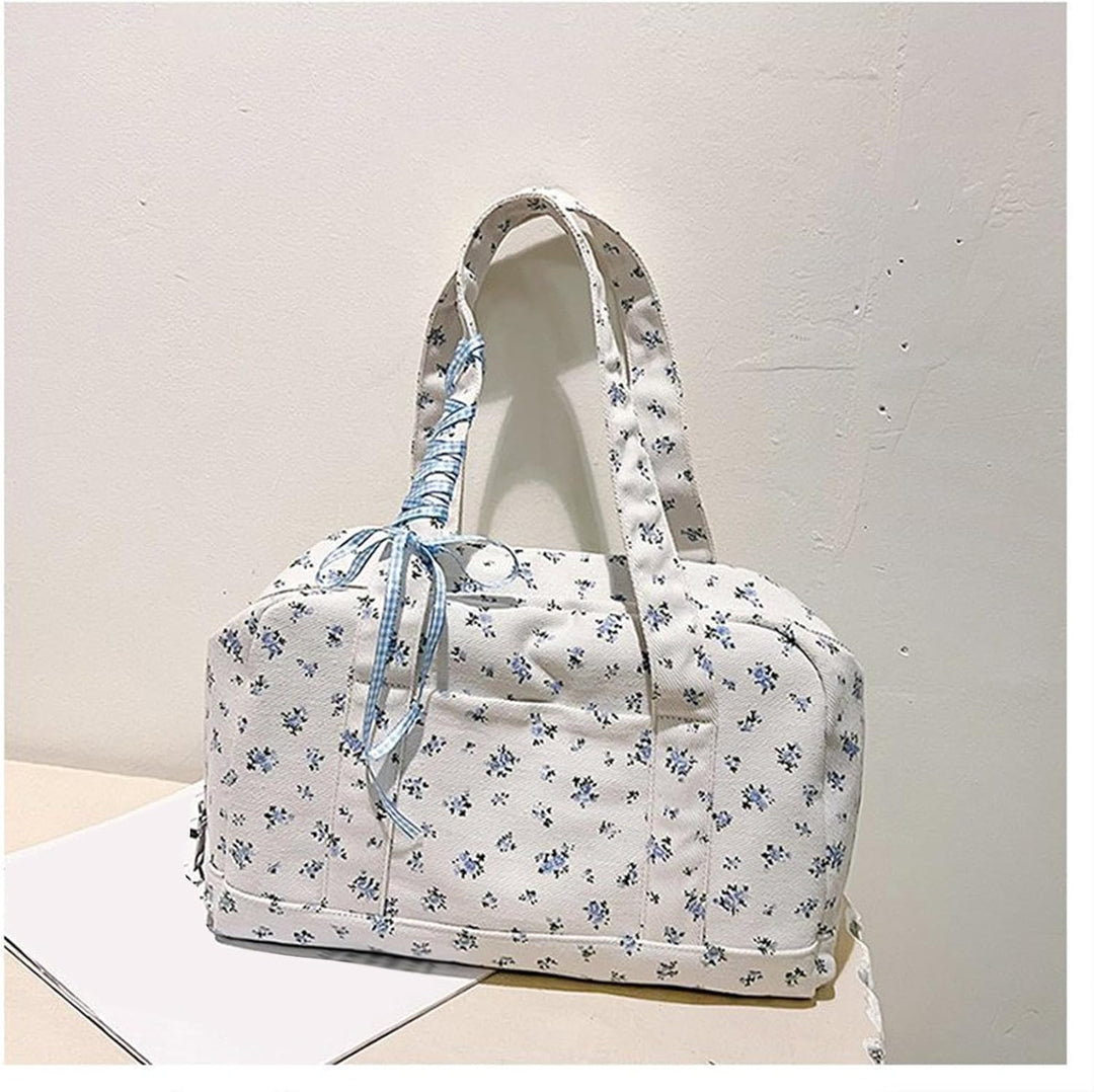 Stijlvolle roze canvas weekendtas, grote duffle bag met elegant striklint, perfecte reisgenoot.