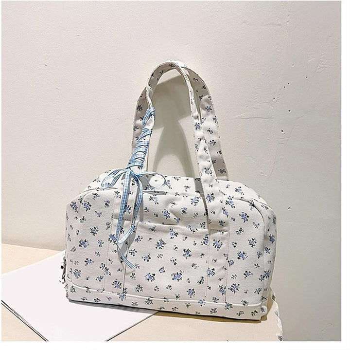 Stijlvolle roze canvas weekendtas, grote duffle bag met elegant striklint, perfecte reisgenoot.