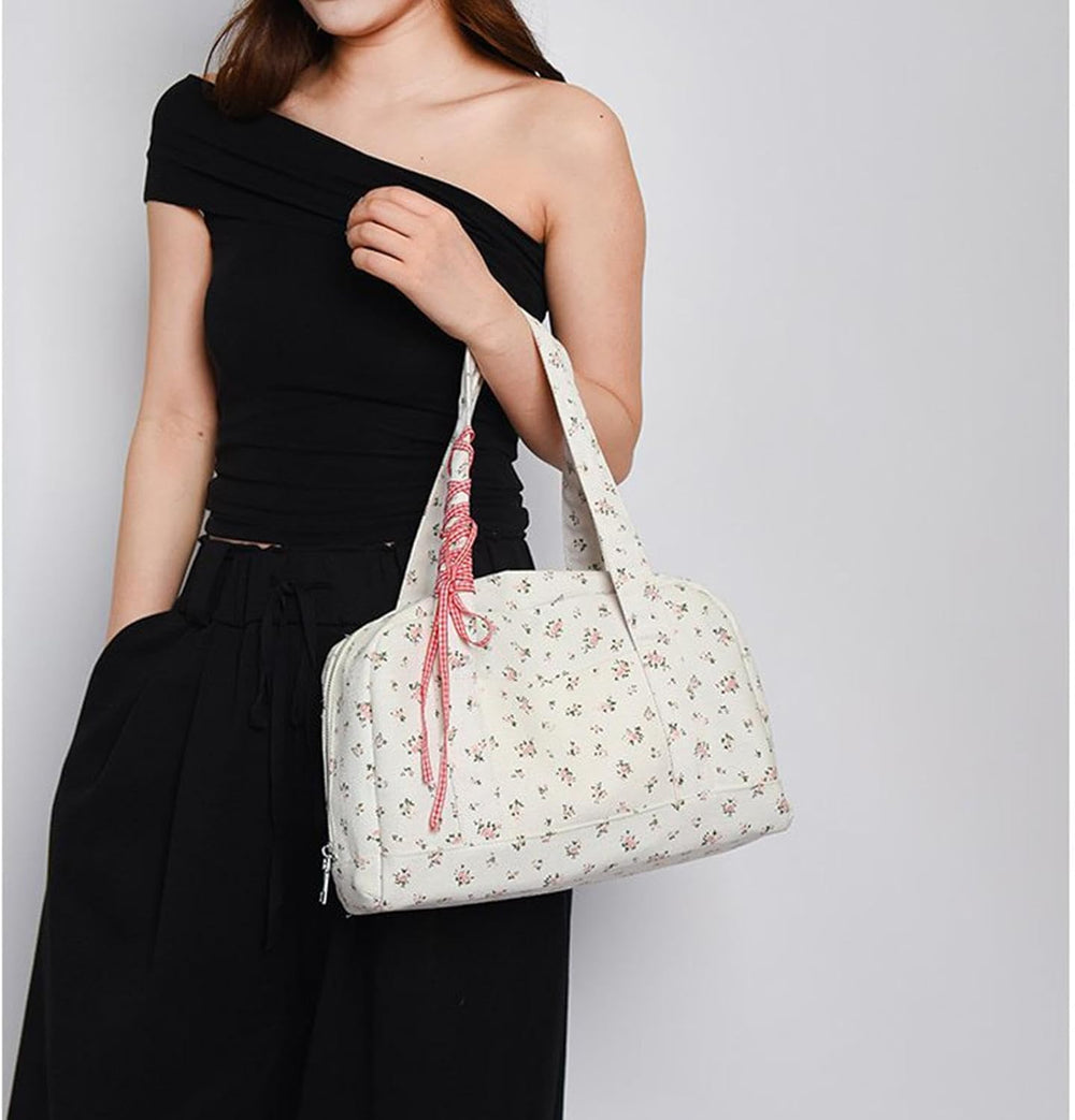 Roze canvas duffle bag voor dames, grote weekendtas met striklint accent, ideaal voor reizen.
