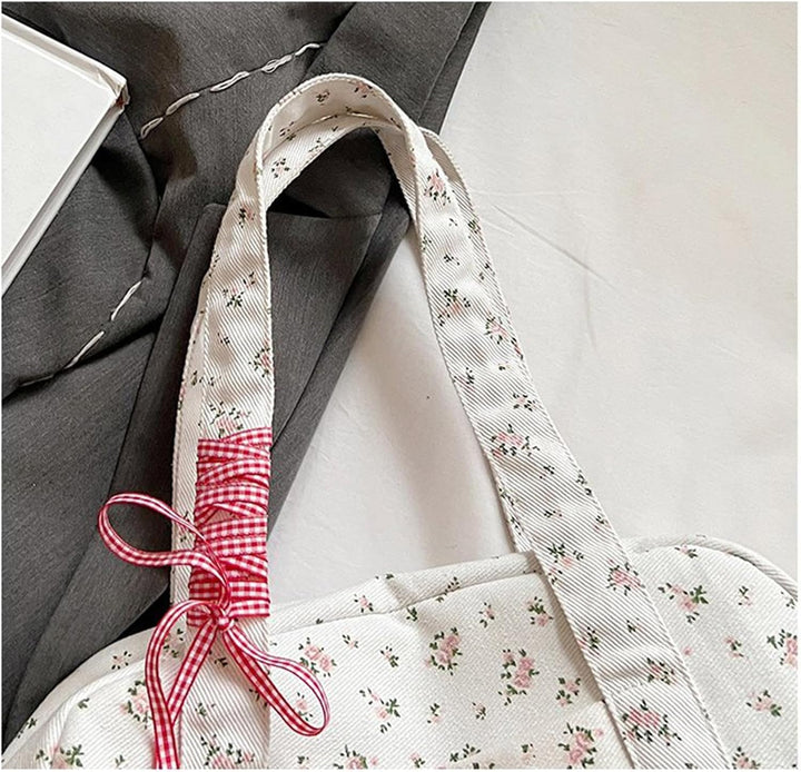 Lichtgewicht canvas weekendtas voor dames, groot formaat met modieus lintaccent, comfortabel reizen.