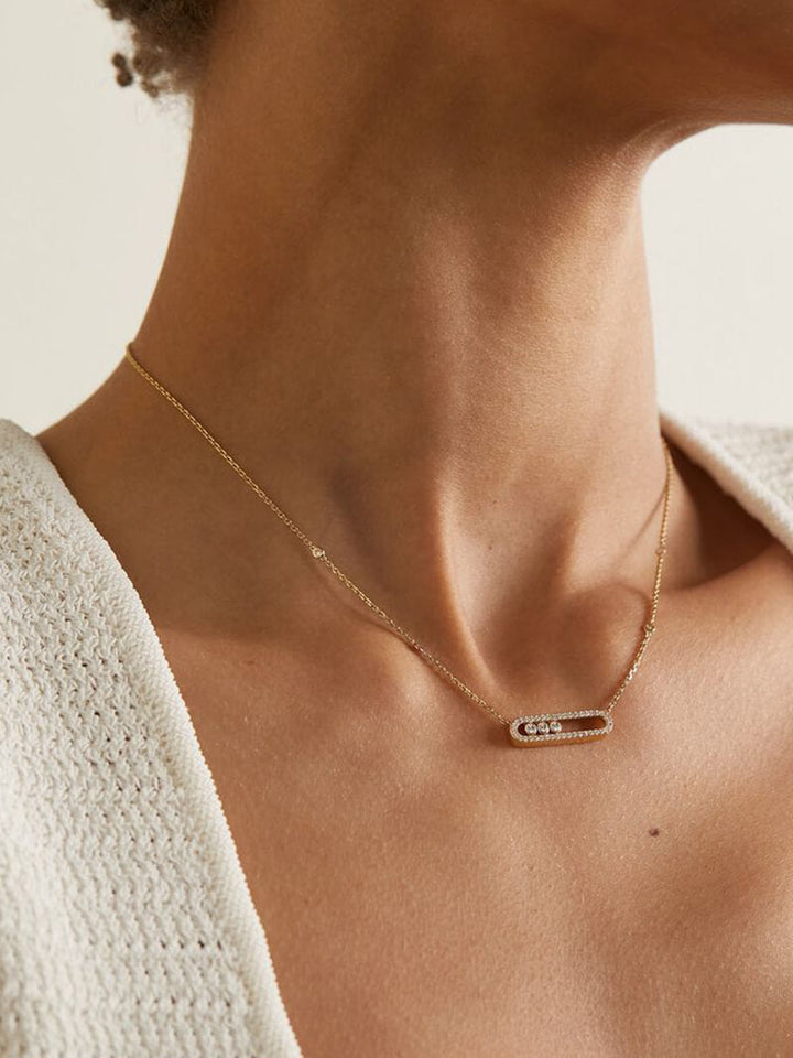 Close-up van luxe damesketting met glinsterende bewegelijke diamanten; gemaakt van roestvrij staal.