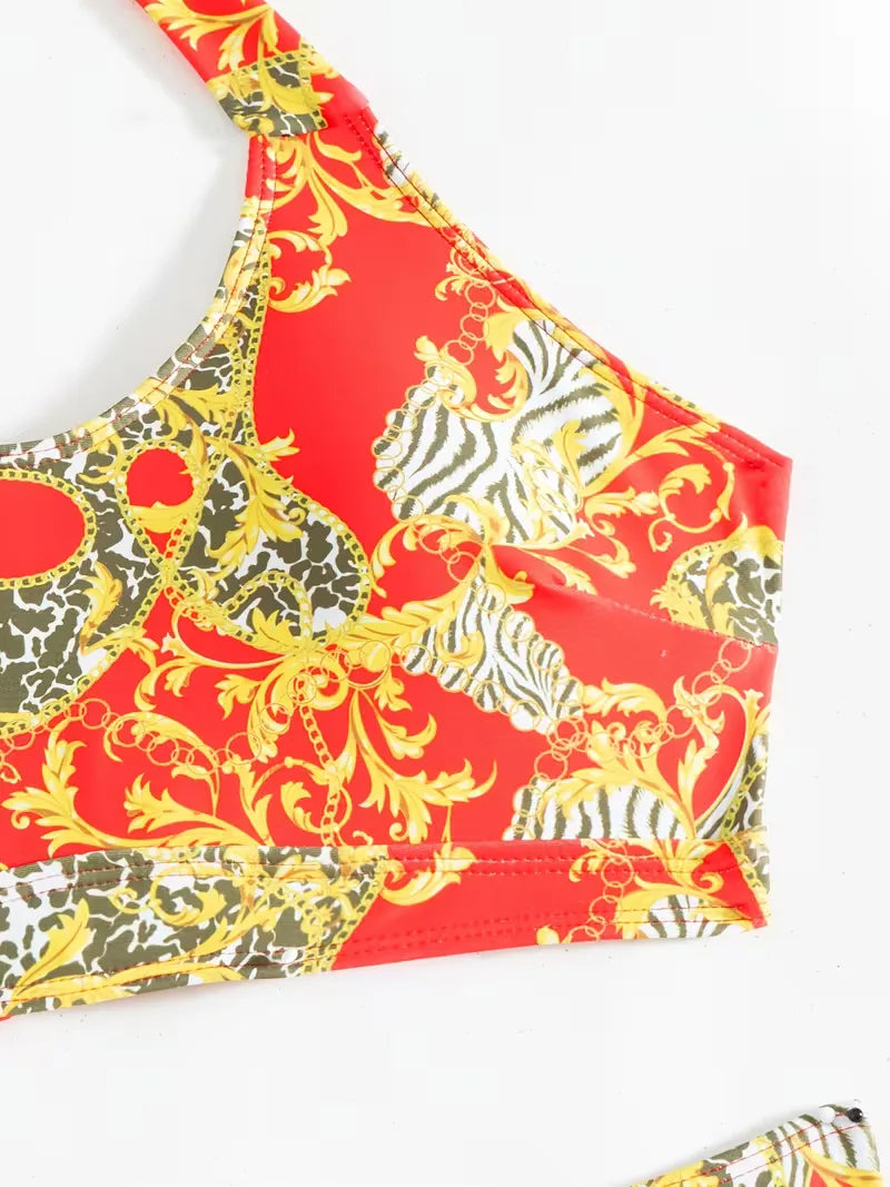 Modieuze dames set: halter cover-up en shorts. Klaar voor strand en vakantie.