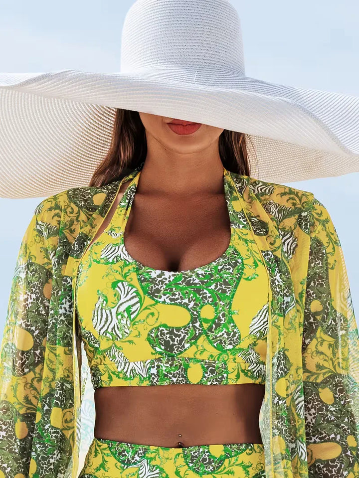 Vakantieklare tweedelige dames halter cover-up set met shorts. Trendy strandkleding.