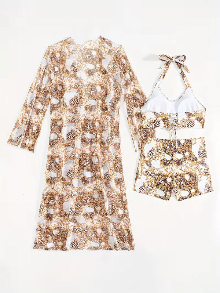 Lichte dames halter cover-up set met shorts. Ideaal voor warme dagen aan het water.