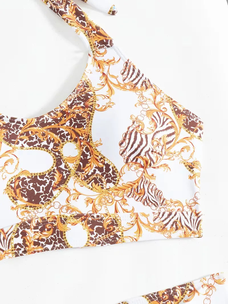 Modieuze dames cover-up set: haltertop en shorts. Voor een moeiteloze strandstijl.