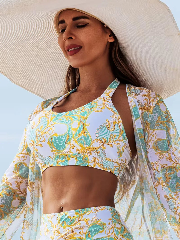 Modieuze dames cover-up set: haltertop en shorts. Voor een ongedwongen zomerlook.