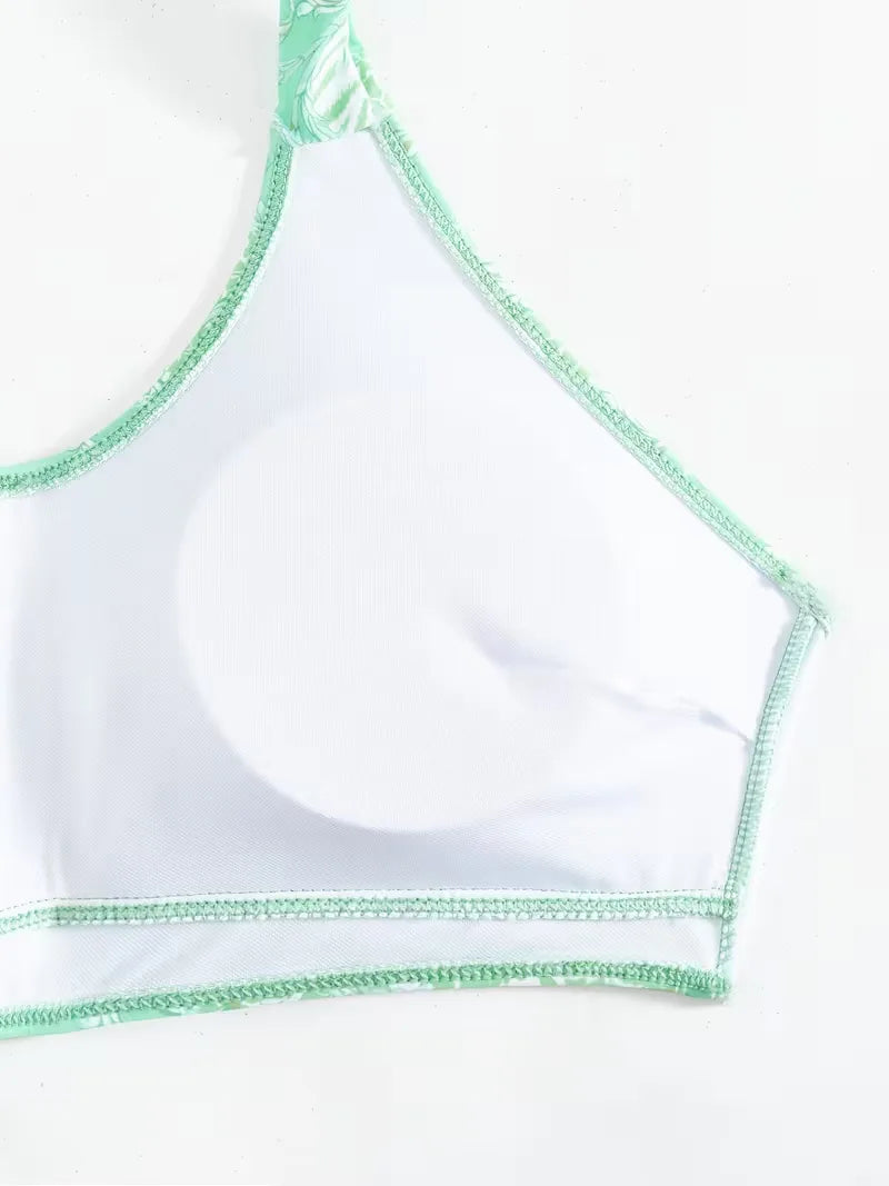 Dames beachwear set: halter cover-up en comfortabele shorts, klaar voor vakantie.