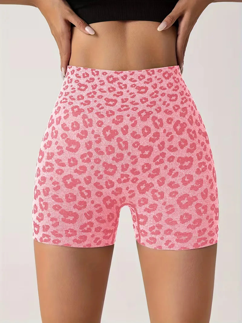 Roze high-waisted dames shorts met modieuze luipaardprint, een trendy keuze voor de zomer.