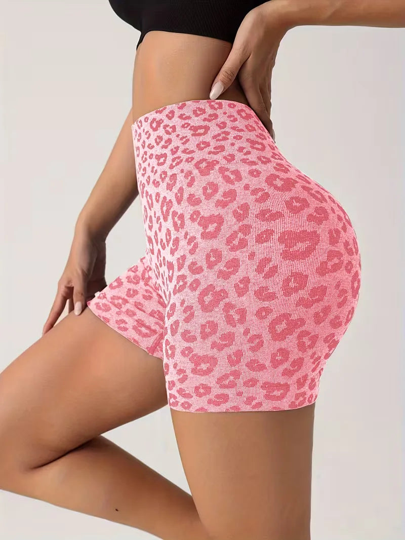 Grijze sportshorts voor dames met luipaardprint, geschikt voor comfortabele actieve kleding.