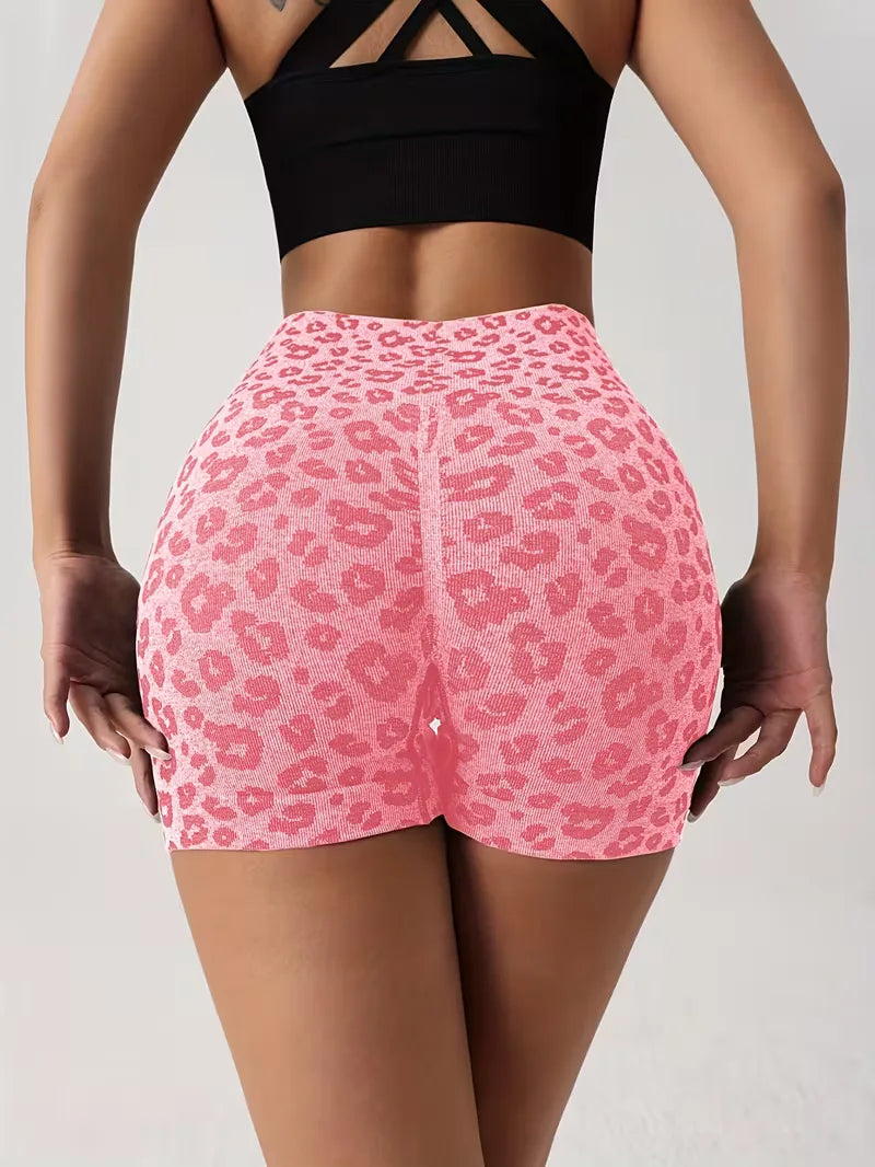 Koffie kleurige high-waisted shorts met luipaardprint, comfortabel en stijlvol voor dames.