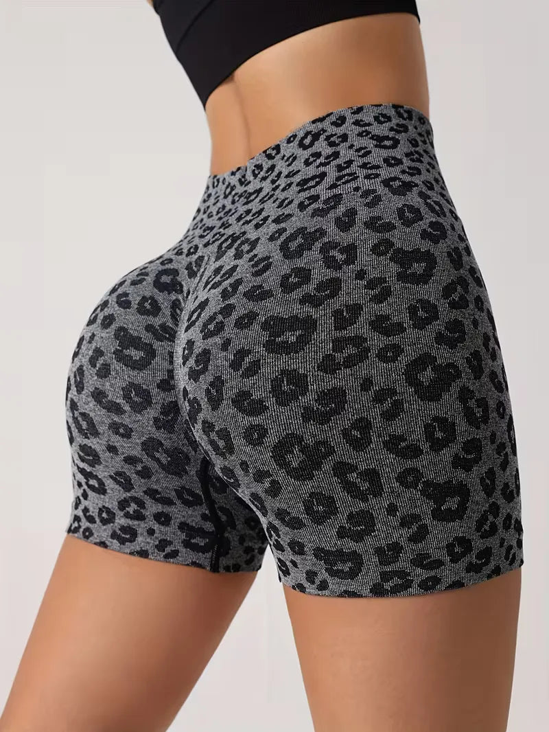 Slim fit dames shorts met luipaardprint en hoge taille, veelzijdig voor casual of actieve dagen.
