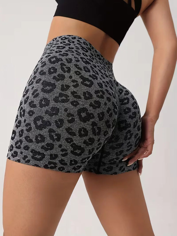High-waisted luipaardprint shorts voor dames, comfortabel en modieus voor zomerse outfits.