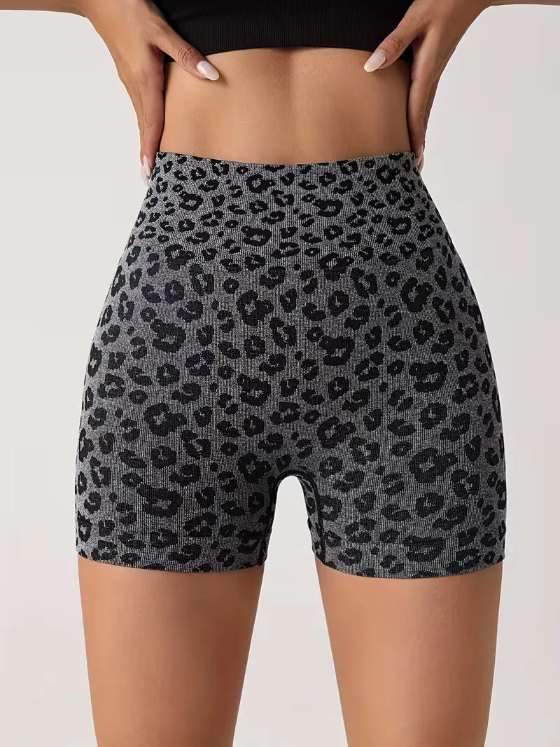 Casual dames shorts met luipaardprint in roze tint, ideaal voor ontspannen zomerkleding.