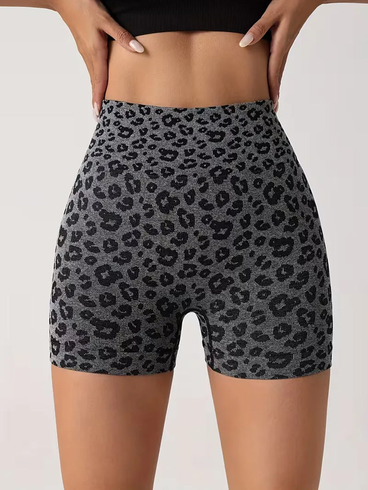 Casual dames shorts met luipaardprint in roze tint, ideaal voor ontspannen zomerkleding.