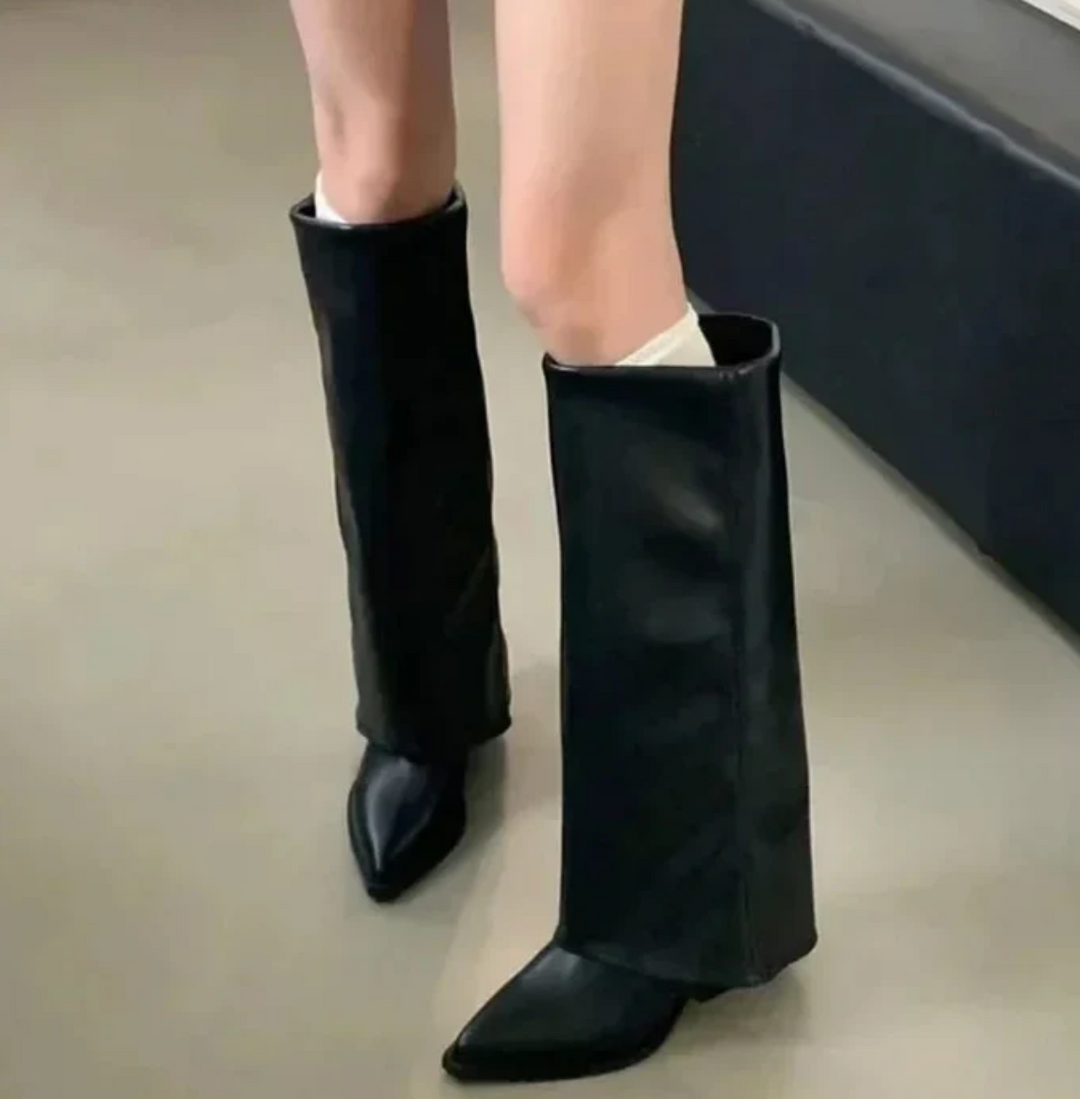 Zwarte hoge dameslaarzen met plateauzool, de ultieme trendy damesschoen voor een stijlvolle look.