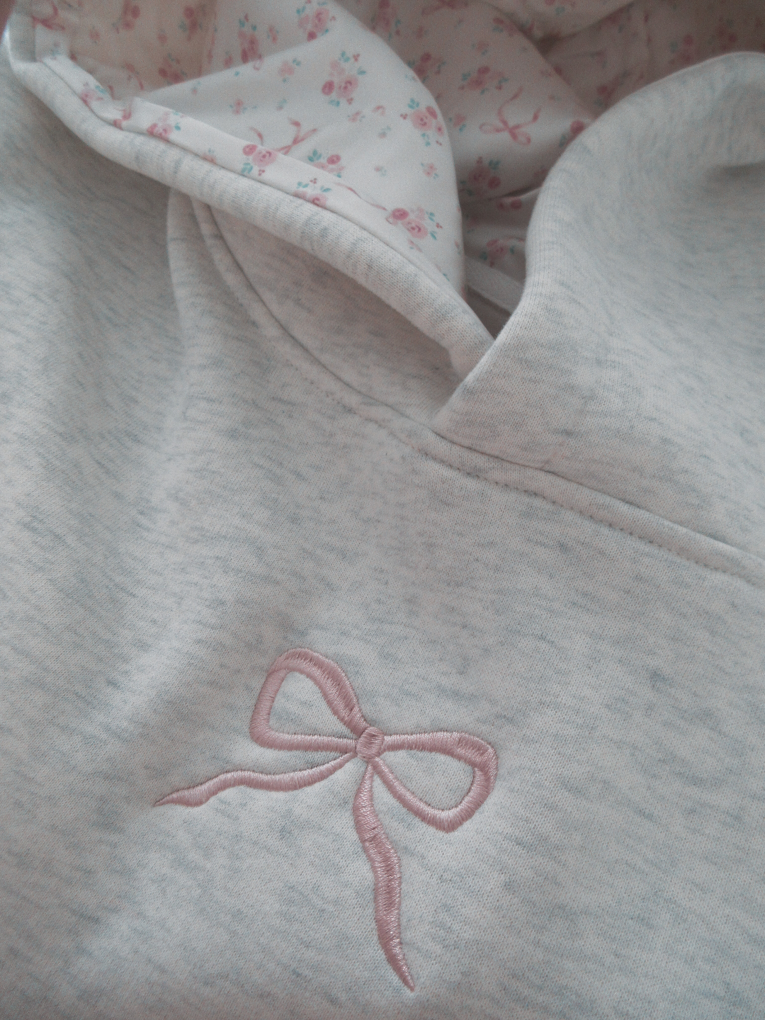 Dames hoodie met roze strik op de rug, ideaal voor casual mode en comfortabele stijl.